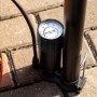 DELI τρόμπα χειρός DL-QT002 με μανόμετρο, 120PSI, μαύρη